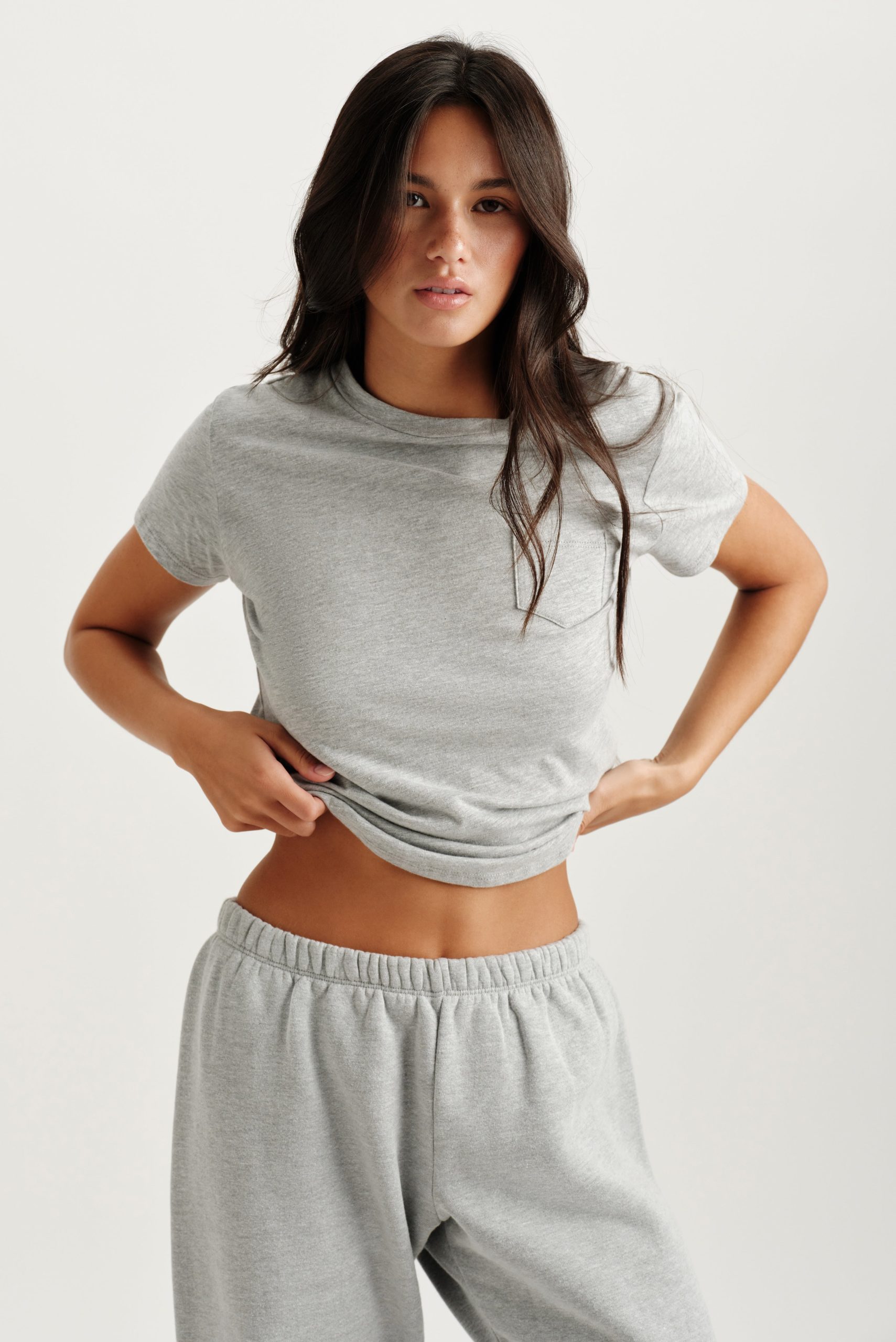 CLASSIC COTTON DAILY STAPLE POCKET TEE - FOG HEATHER GREY - Image 2